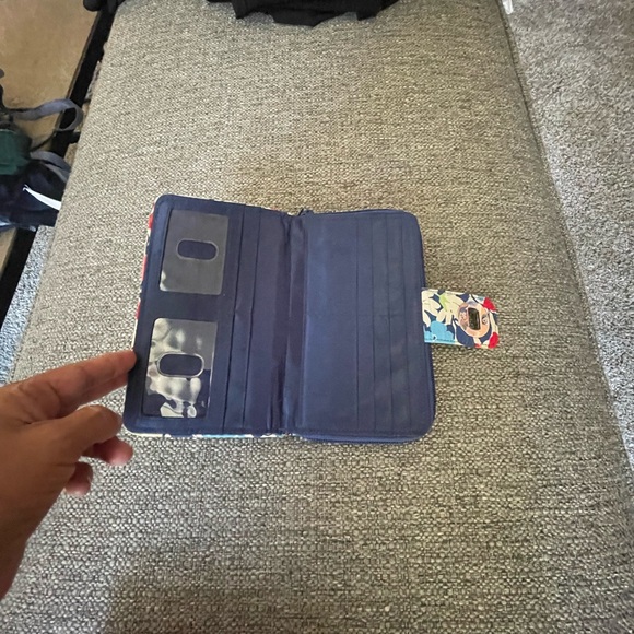 Vera Bradley Trifold wallet/organizer in very good condition 5x8” - Picture 4 of 4